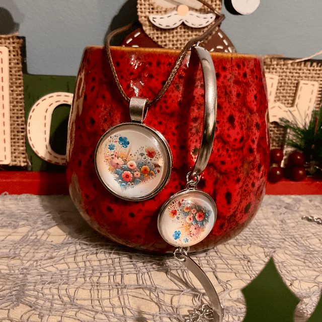 Handmade necklace and bracelet jewellery set. Coordinated jewellery
