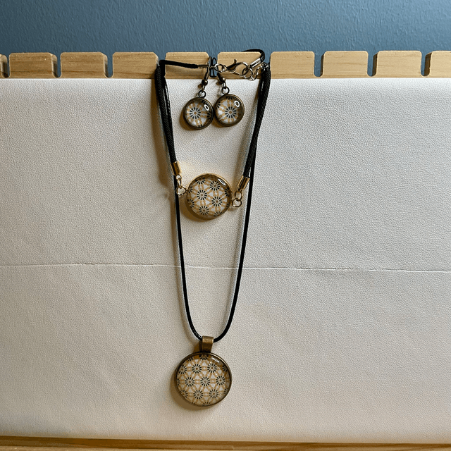 Handmade, coordinated jewellery set. Retro design.