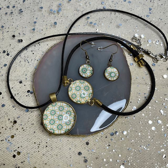Handmade, coordinated jewellery set. Retro design.