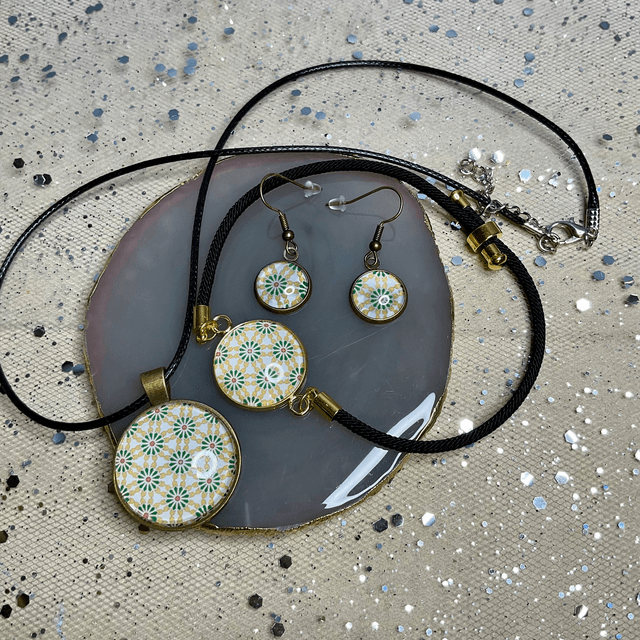 Handmade, coordinated jewellery set. Retro design.