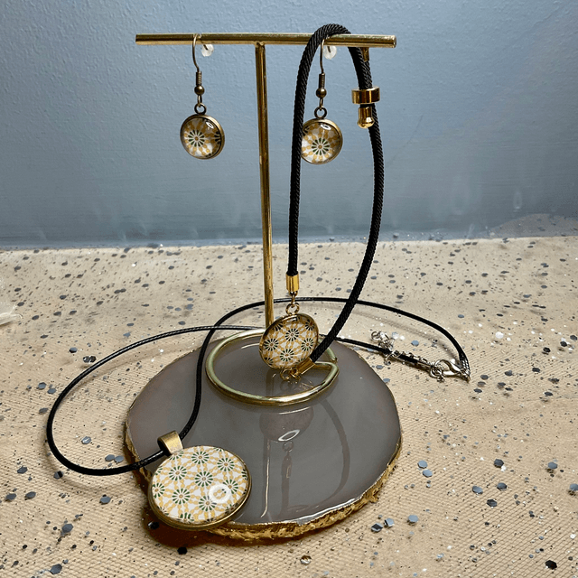 Handmade, coordinated jewellery set. Retro design.