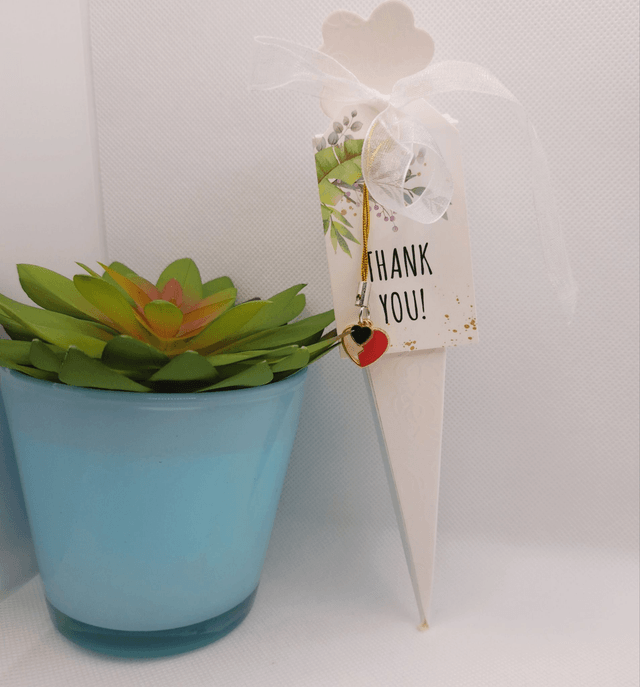 50 pieces Pre-filled wedding favours. Personalised.Free charms