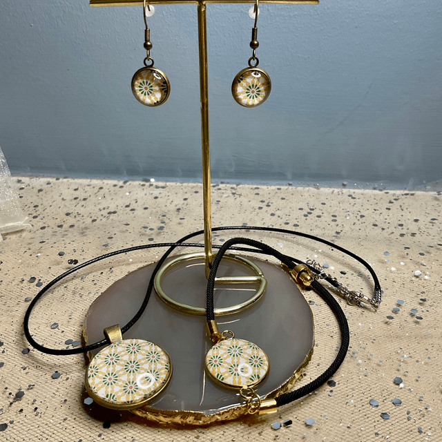 Handmade, coordinated jewellery set. Retro design.