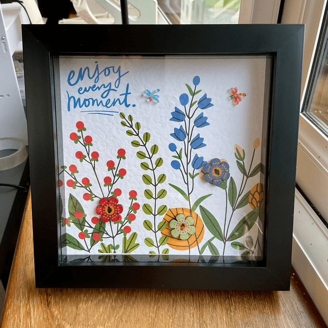Buttons frame with inspirational quote.Flower design